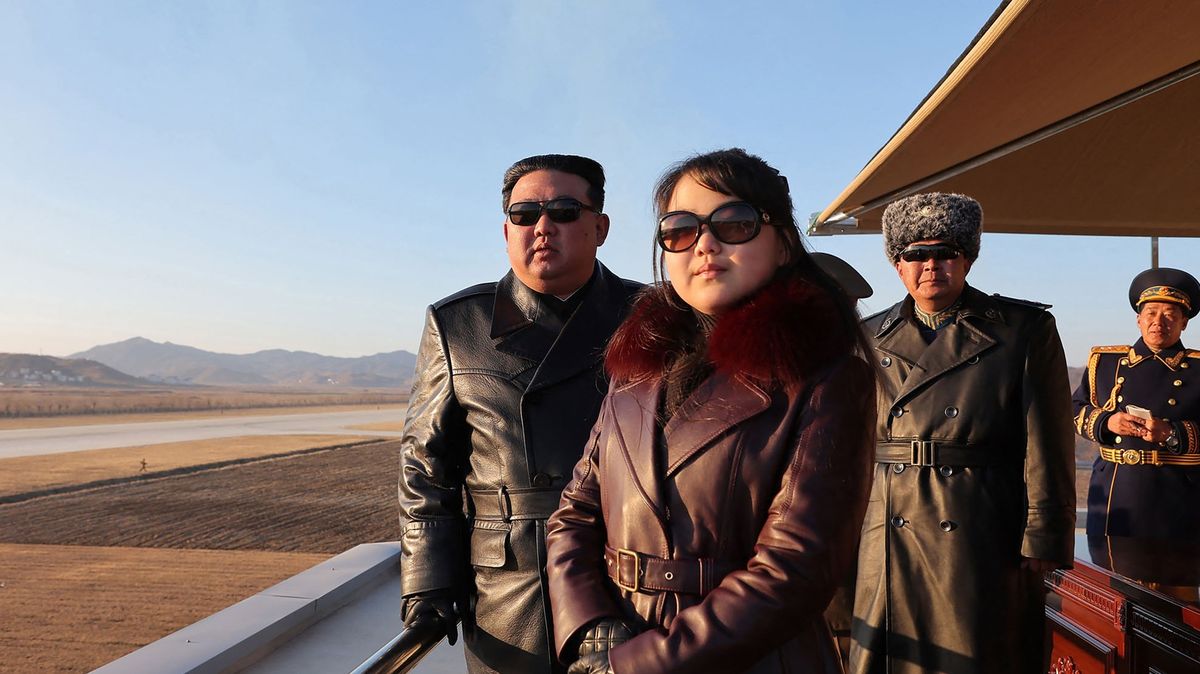 Foto: Kim se stále častěji chlubí dcerou. Klečel před ní i maršál